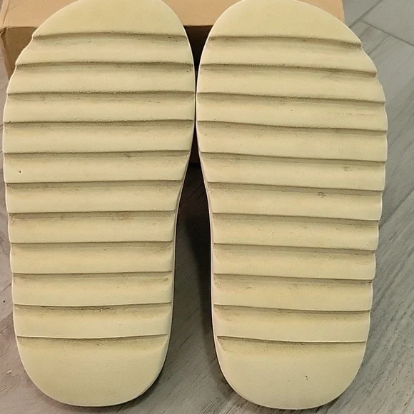 Adidas Yeezy Slide Bone - Picture 7 of 10
